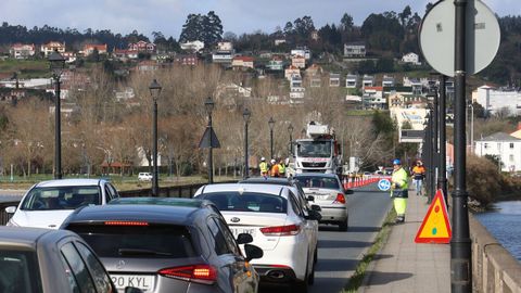 Retenciones en el Ponte de Pedra, en direccin a Cabanas