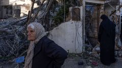 Dos mujeres libanesas inspeccionan el �rea cerca de una casa destruida por los bombardeos de Israel sobre Tiro.