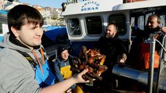 En el Abuelo Sebas salieron esta ma�ana a faenar cuatro hombres, entre ellos el patr�n mayor de Rax�, Iago Tom�, y su hijo, del mismo nombre y apellido y con la centolla en la mano.