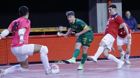 El xovense Dina realiza un disparo a porter�a en el partido de este domingo. 