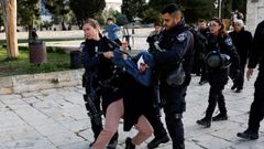 La Polic�a de Fronteras de Israel con una mujer detenida en la explanada de la mezquita de Al Aqsa.