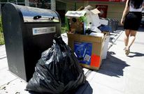 Foto de archivo de basura acumulada en los contenedores subterr�neos de Otero Pedrayo.