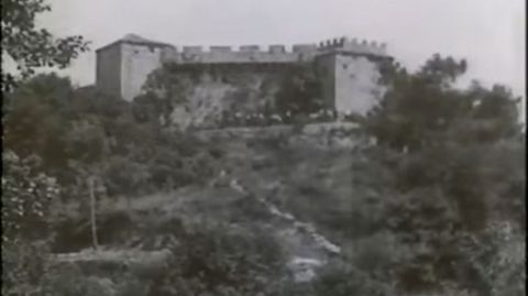 Vimianzo. Vista del castillo desde la zona inferior, an muy almenado, ajeno al deterioro que llegara en los siguientes aos hasta que la Deputacin lo compr y restaur. Llama la atencin la gran zona arbolada que lo circunda, antes de ser campos de labor.