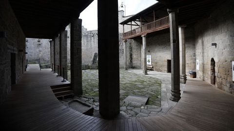 El patio de armas del castillo de Castro Caldelas est muy bien conservado