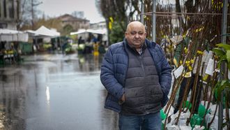 Enrique Figueiras es vendedor ambulante de plantas en los mercadillos y no falla llueva o truene