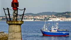 Un pesquero navegando frente al faro del muelle de trasatlnticos, en Vigo (foto de archivo)