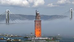 Fotocomposicin de la Torre de Hrcules y el puente de Rande, a partir de dos imgenes de Xon Carlos Gil y Manuel Marras