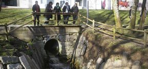 Agua con detergente y todo tipo de residuos, incluyendo el palo de una sombrilla, siguen verti�ndose sobre el r�o en pleno parque. 