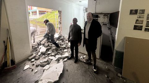 El concejal de Deportes de Caldas, Manuel Fari�a (a la derecha), acudi� al pabell�n coincidiendo con el inicio de las obras de reforma