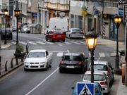 Farolas encendidas de d�a en la calle Puente, el pasado septiembre.