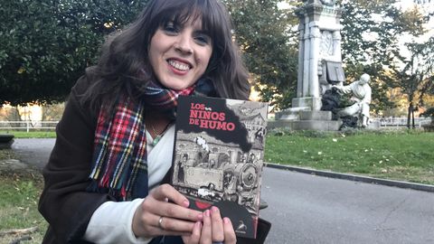 Aitana Casta�o con su obra �Los ni�os de humo�