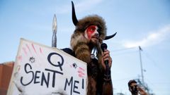 Jacob Chansley, referente del movimiento QAnnon, en un acto en apoyo a Trump.