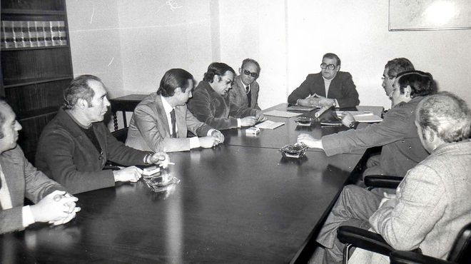El 6 de enero de 1976, La Voz de Galicia publicaba esta foto de la reunión, celebrada ya en el nuevo consistorio, de integrantes de la entidad promotora del polígono. Entre los asistentes, Manuel Cancela Iglesias, Antonio Botas, Antonio Vázquez Guillén, Gregorio Castro, José Sánchez Vilas, Manuel Rega, Vicente Álvarez y César Queiro.