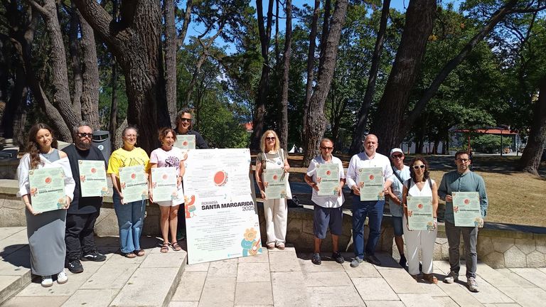 Santa Margarita.El Concejal Gonzalo Castro y los organizadores de la Romera posan junto al cartel en el parque de Santa Margarita.