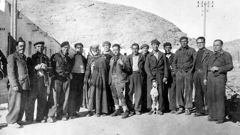 Espaoles en la va del ferrocarril transahariano, en Bouarfa (protectorado francs de Marruecos). Entre 12.000 y 20.000 fueron recluidos en campos de trabajo en el norte de frica cuando huyeron de Espaa tras la Guerra Civil