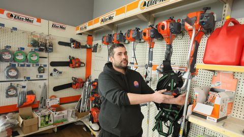 Borja Montero Trigo pasar� de ser empleado a due�o de Motos Iglesias, taller de San Pedro de Benquerencia, en Barreiros, especializado en motos y equipos forestales y de jardiner�a