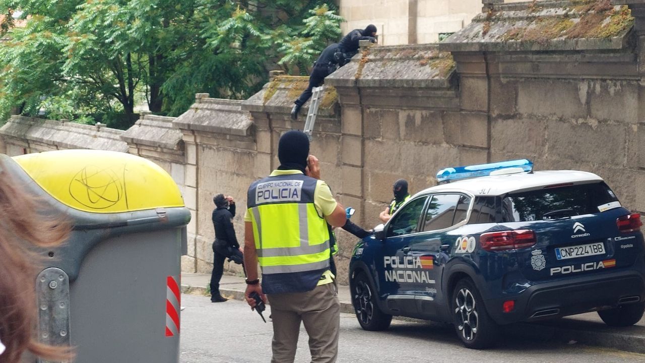 Nuevo golpe policial contra el trapicheo de drogas en el centro de Ourense, con cinco detenidos en la calle Progreso