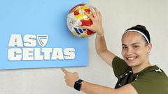 La futbolista de As Celtas Nara Fern�ndez Groba, en las instalaciones de A Madroa.