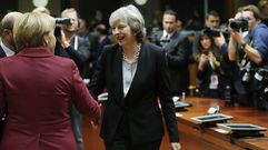 Angela Merkel saluda a Theresa May