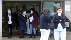 Usuarios y trabajadores del Hospital do Saln�s con mascarilla este martes