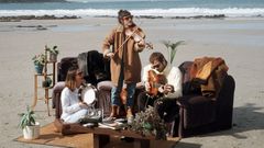 Caldo son Mar�a Jorge (viol�n), Ana�s Barbier (voz e pandeireta) e Pedro Fari�as: (guitarra e gaita).