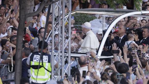 El papa Le�n XIV saluda a sus fieles durante su recorrido en el papam�vil.