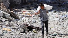 
Un nio palestino carga una bolsa con harina en el barrio de Sabra, en la ciudad de Gaza.