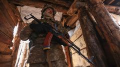 Un soldado ucraniano, en la l�nea del frente con Donb�s, donde han actuado los mercenarios de Wagner