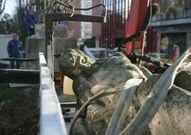 Un momento del desmontaje de la escultura en 2006. 