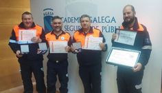 Representantes de Protecci�n Civil de Carballo en la entrega de galardones y reconocimientos celebrada en A Estrada.