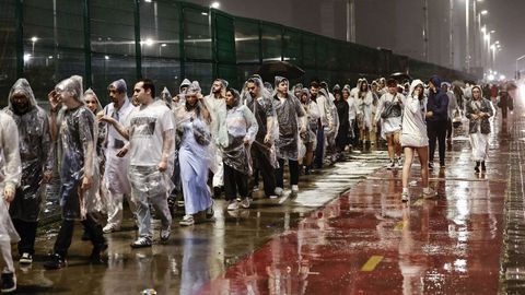 Asistentes al concierto de Rosal�a en R�o de Janeiro, bajo la lluvia