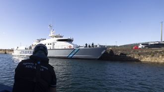 El Torgo I, este lunes en el puerto de Brens, en Cee, desde donde prestar&aacute; servicio como buque del Servicio de Vigilancia Aduanera.