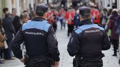 En imagen de archivo, agentes de la Polic�a Local de Viveiro patrullando durante una procesi�n de Semana Santa