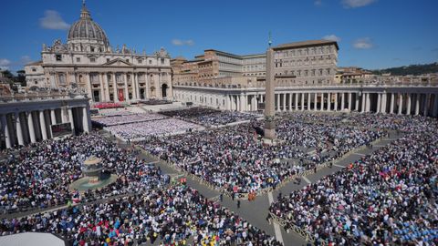 La plaza de San Pedro, abarrotada, durante el funeral por el papa Francisco al que acudieron unas 400.000 personas