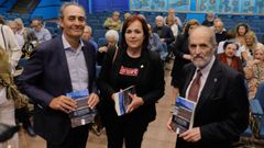 Alfonso Luis de Sas Prada (a la izquierda) present� �El cementerio de los ingleses�, que cuenta la historia del hundimiento del Serpent. Le acompa�aron, entre otros, la alcaldesa de Camari�as, Sandra Insua, y el presidente del Casino, Juan Jos� Med�n. m. m�guez