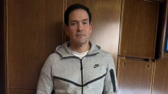 El secretario de Estado de Estados Unidos, Marco Rubio, desde el avi�n presidencial Air Force One con el ch�ndal que llevaba Maduro cuando fue detenido.