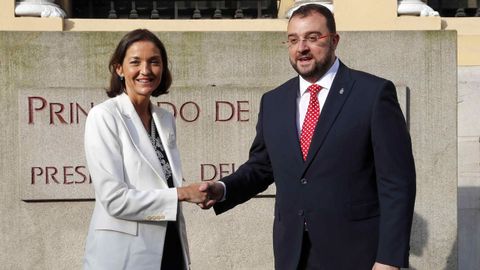 La ministra de Industria, Comercio y Turismo en funciones, Reyes Maroto, y el presidente del Principado, Adri�n Barb�n, 