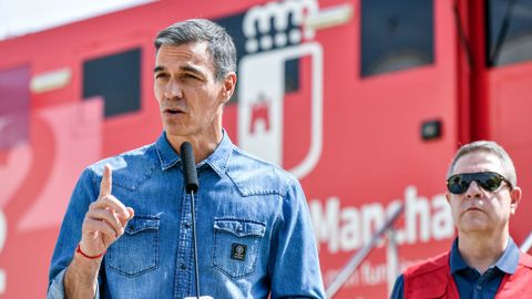 El presidente del Gobierno, Pedro S�nchez), y el presidente de Castilla-La Mancha, Emiliano Garc�a-Page, durante una visita al Puesto de Mando Avanzado por el incendio de La Mierla en Tamaj�n (Guadalajara).