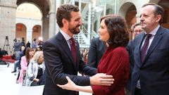 Pablo Casado saluda a la presidente de la Comunidad de Madrid, Isabel D�az Ayuso