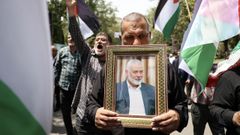 Un iran, con el retrato de Haniya, el mircoles durante una manifestacin en la Universidad de Tehern.