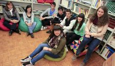 Susi D�az y Noelia Darriba (a la izquierda) junto a seis de los 17 mediadores escolares del instituto. 