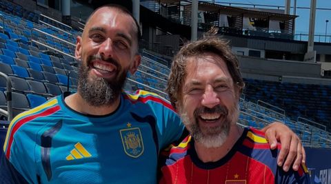 El jugador del Celta y de la selecci�n espa�ola Borja Iglesias y el actor Javier Bardem se han conocido este jueves en Los �ngeles.