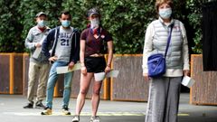 Varias personas esperan en la cola para votar en las primarias de Philadelphia, en Estados Unidos