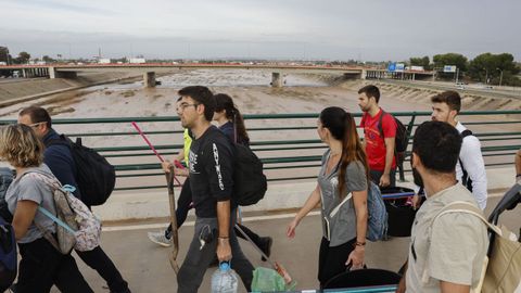 Entre las personas desplazadas hacia una de las zonas ms afectadas por la dana hay muchos grupos de gente joven.