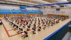 Estudiantes en Navarra, haciendo los examenes de selectividad en un pabell�n, esta semana