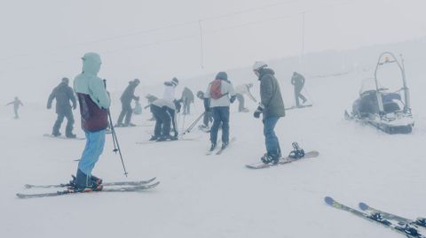 Manzaneda abre la temporada de esqu�.Muchos deportistas acudieron a Manzaneda a disfrutar del primer d�a de esqu� de la temporada.