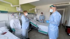 Dos pacientes con el m�dico que los atiende en la planta covid del CHUO