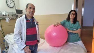 El ginec&oacute;logo Sergio Gonz&aacute;lez Palanca y la matrona Alejandra Arias, en el servicio de Obstetricia del Hospital Comarcal de Valdeorras. 