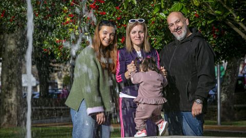 Ana Le�n y Felipe Freire con su hija Paula (a la izquierda) y la peque�a que tienen en acogida, en la Alameda de Noia