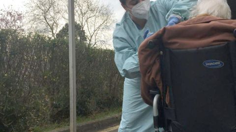 asturias vacunas.Vacunacin de una gran dependiente en el AutoVac del Hospital Naranco, en Oviedo